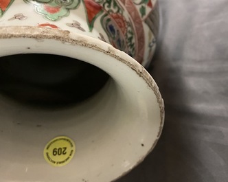 Un vase en porcelaine de Chine famille verte &agrave; d&eacute;cor de guerriers sur chevaux, Kangxi